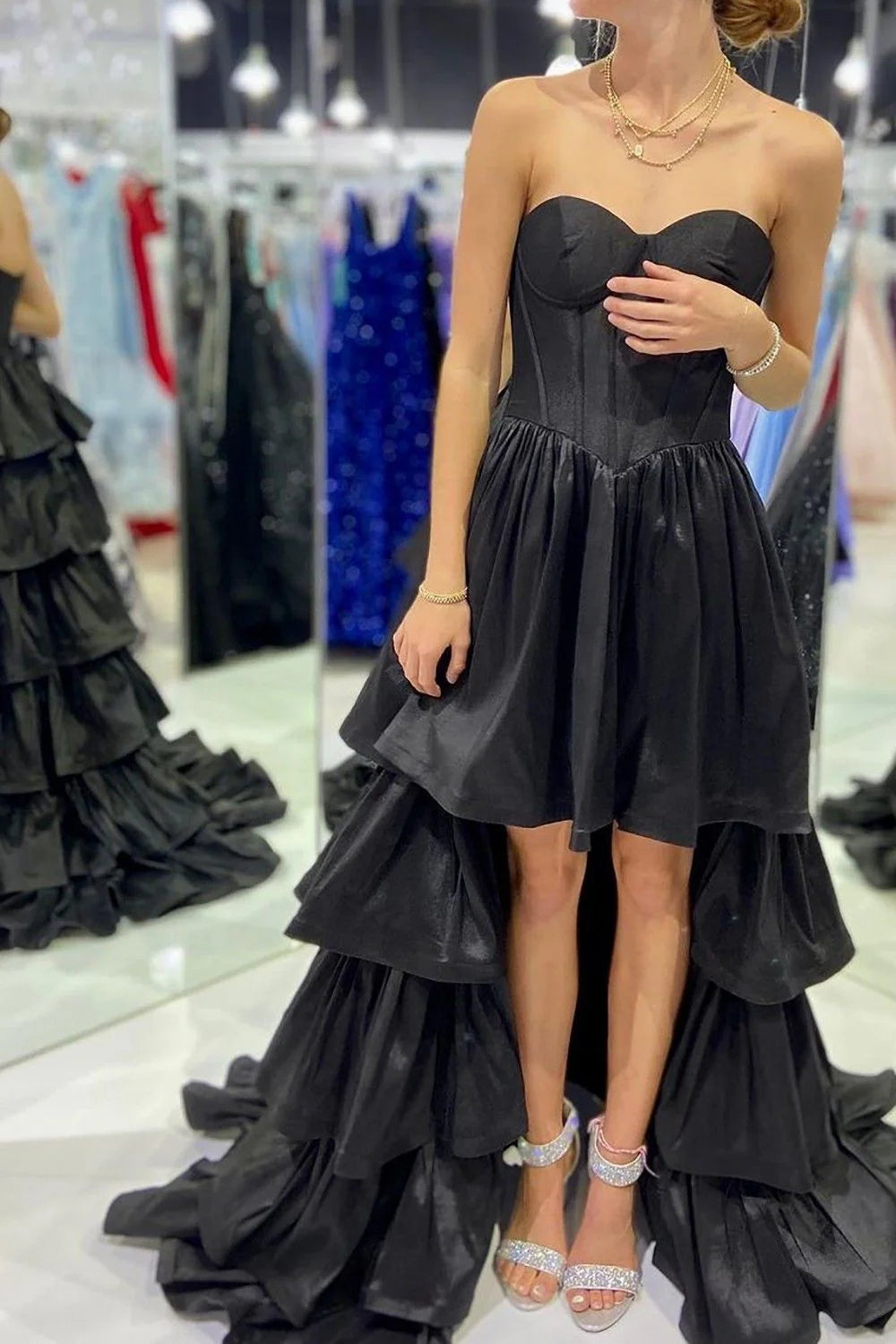 Robe de bal élégante à volants, décolleté en cœur, sans bretelles et multicouches