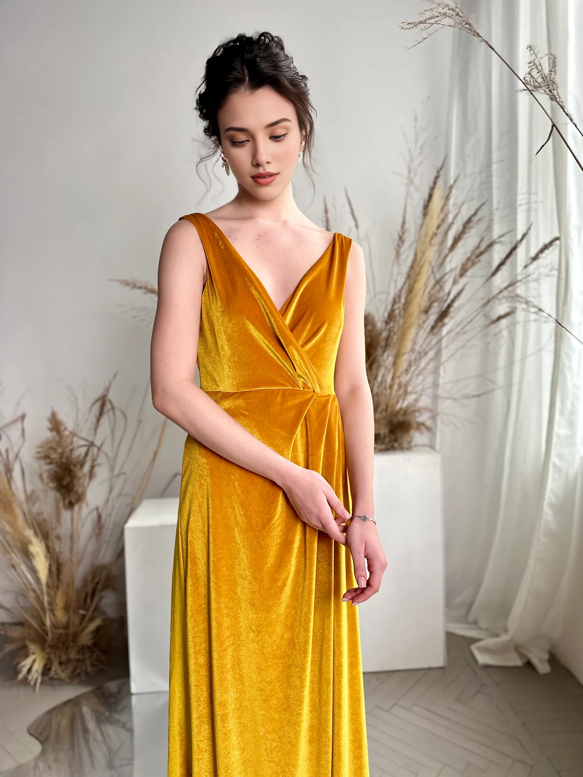 Vestido de dama de honor de terciopelo amarillo mostaza, sin mangas, espalda abierta, cuello en V, vestido largo para dama de honor, vestido de fiesta, largo hasta el suelo, vestido de novia de talla grande 