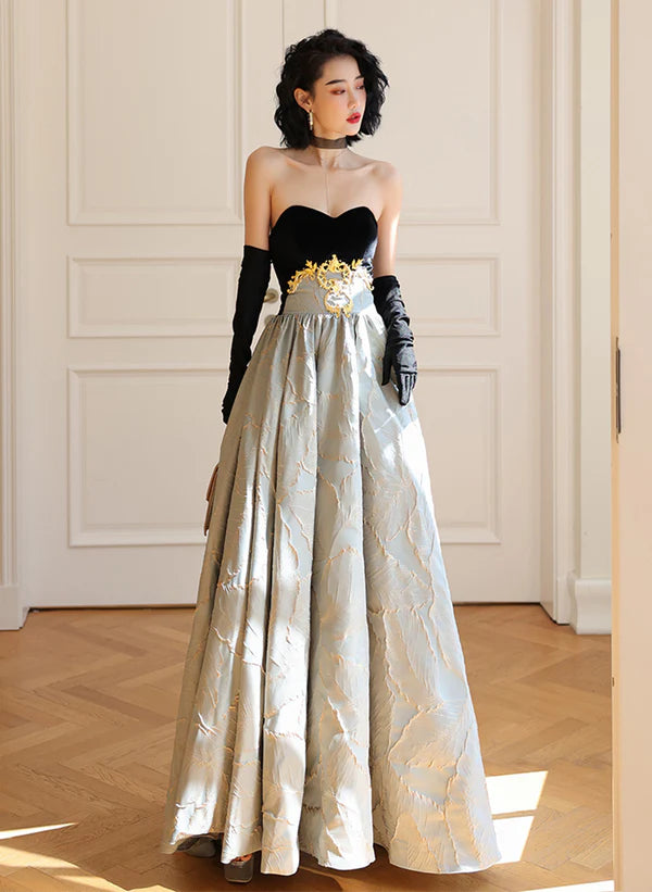 Vestido de fiesta largo de satén con escote en forma de corazón y estampado floral