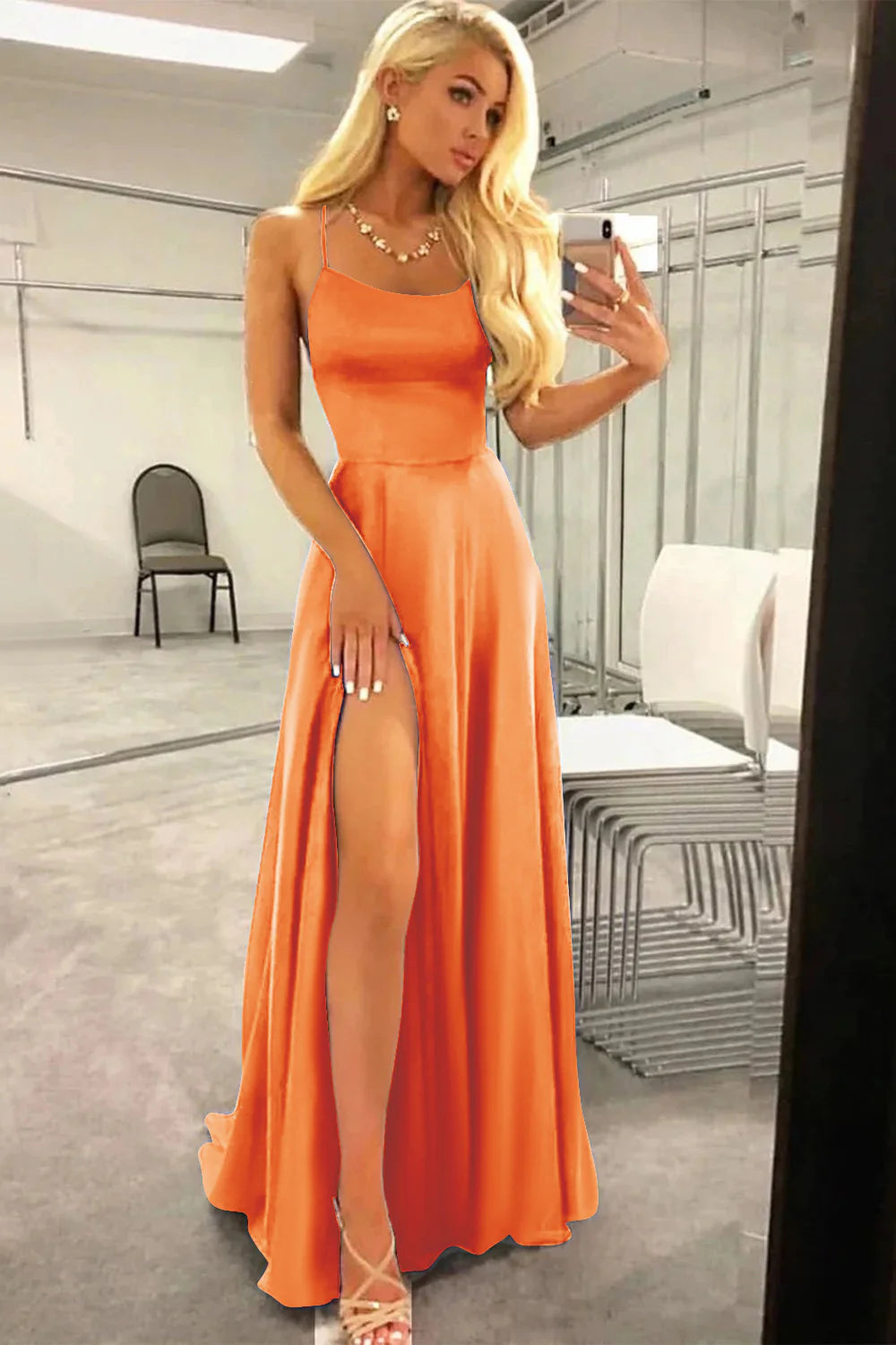 Vestido de fiesta de satén con escote halter y espalda descubierta en forma de A