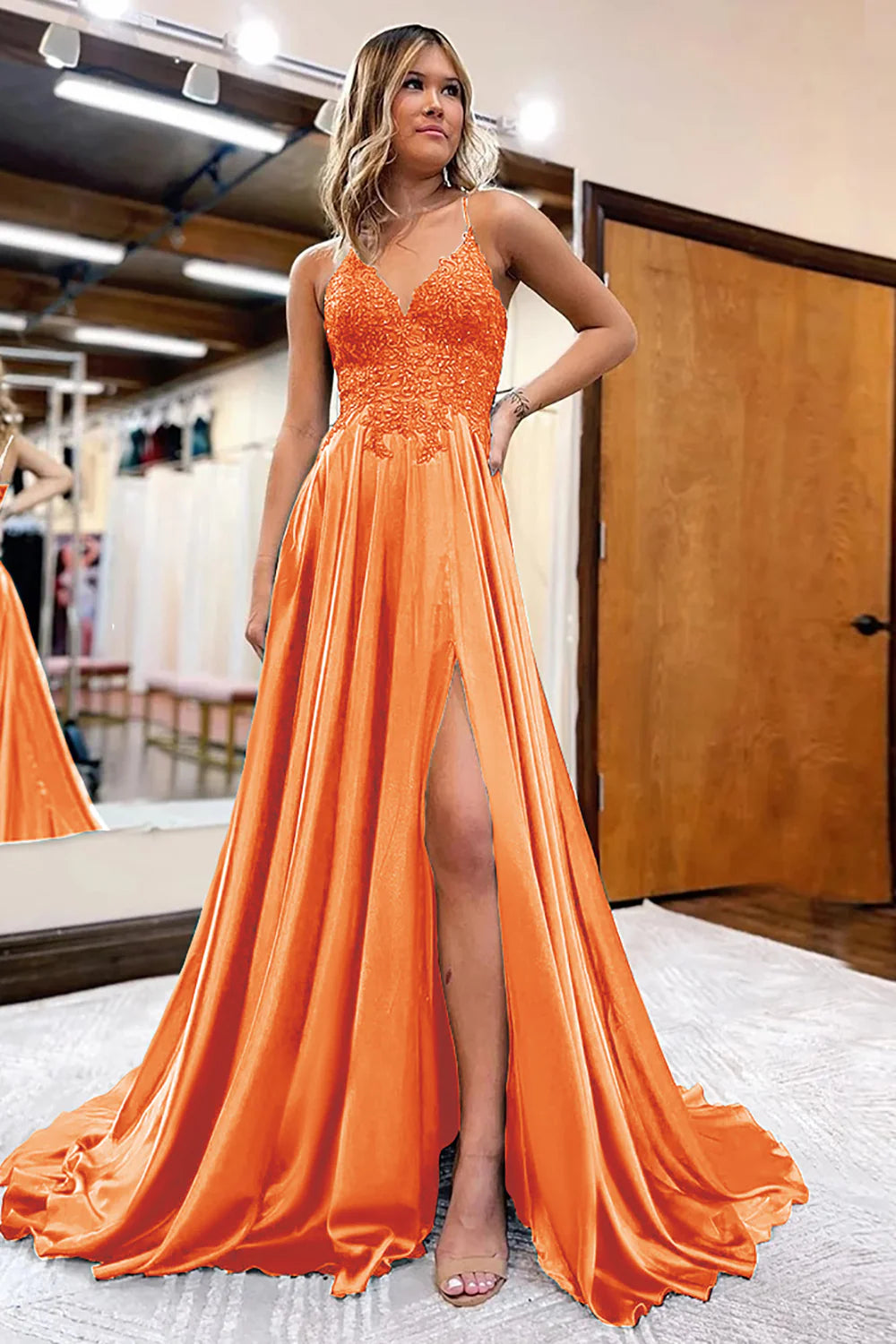 Vestido de fiesta de satén con apliques en forma de A y abertura