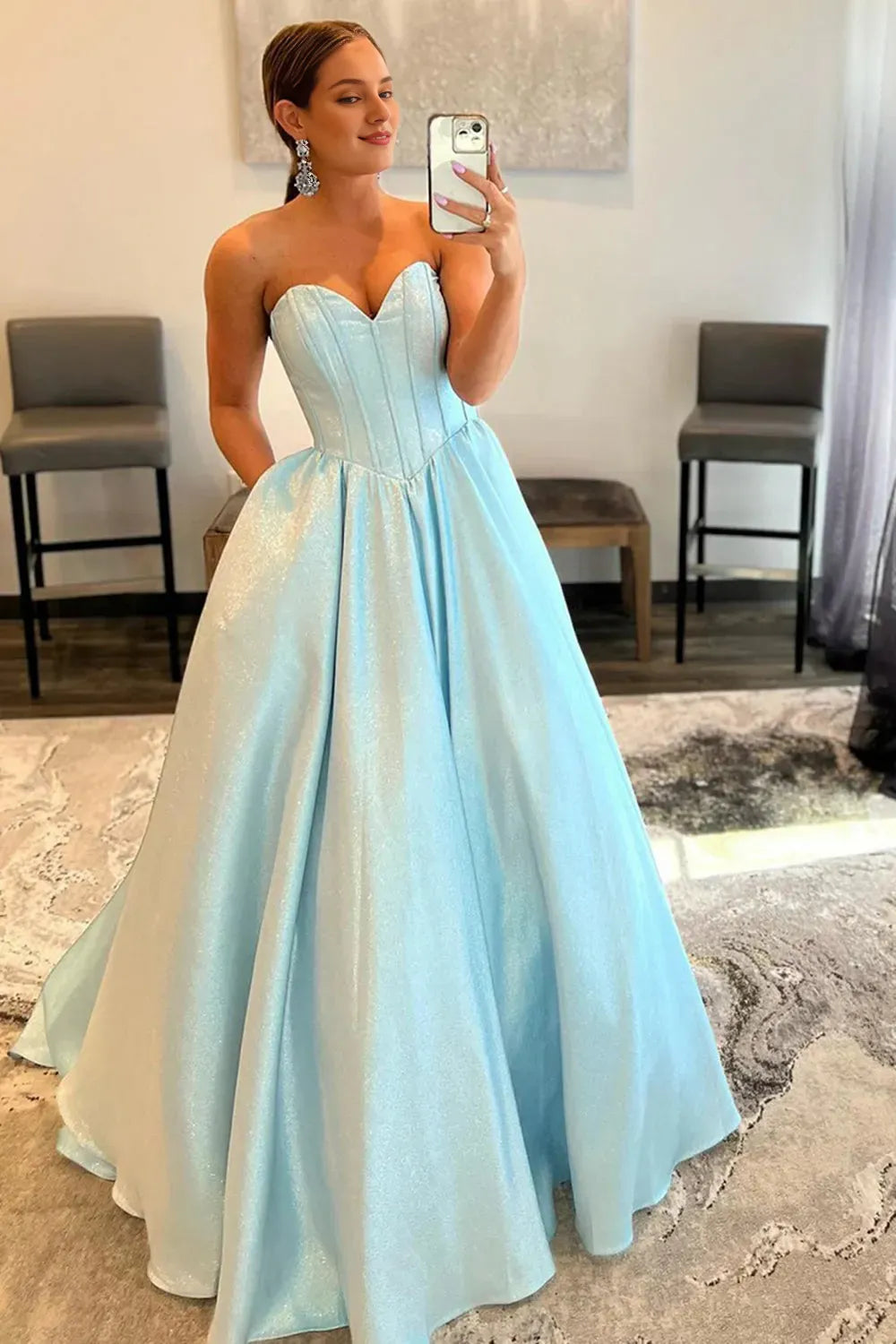 Robe de bal longue bleue à épaules dénudées et décolleté en cœur, sans bretelles 