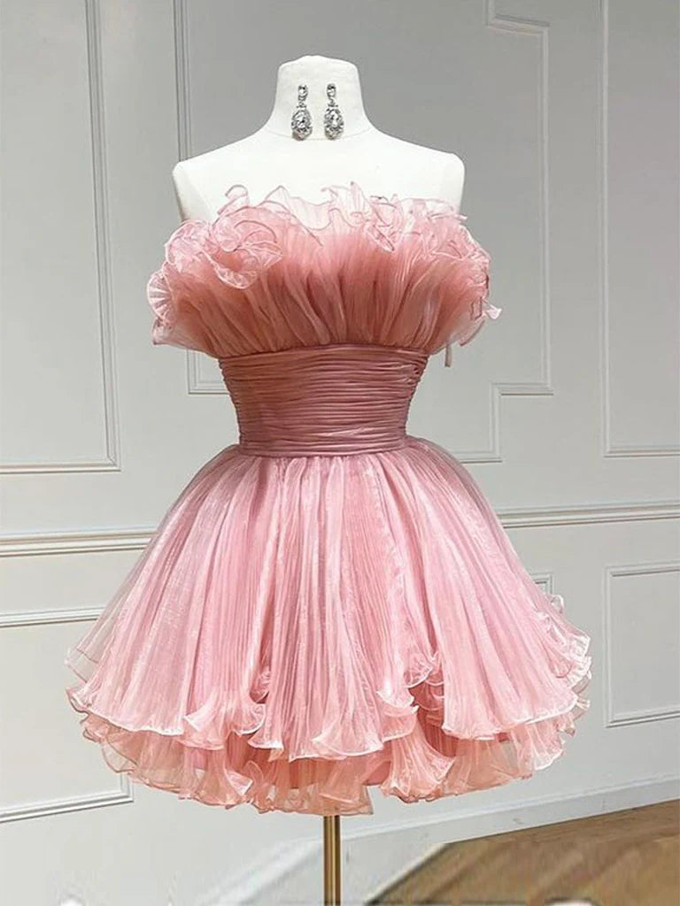 Robe de soirée courte en tulle à volants et épaules dénudées 