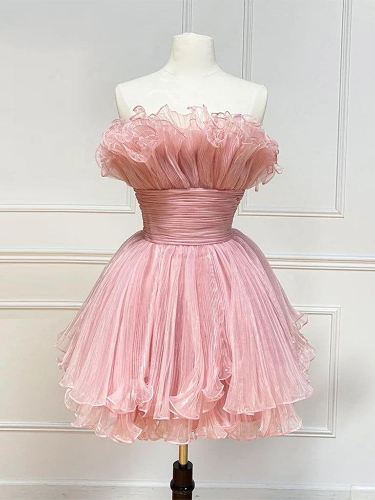 Robe de soirée courte en tulle à volants et épaules dénudées 