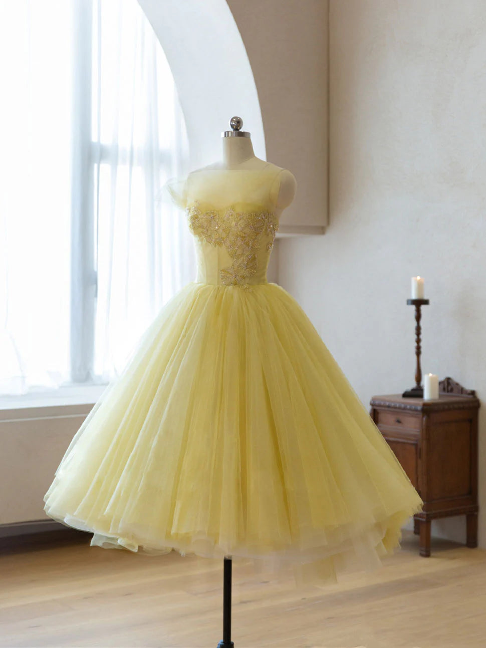 Robe de bal trapèze jaune à épaules dénudées et perles en tulle, longueur thé 