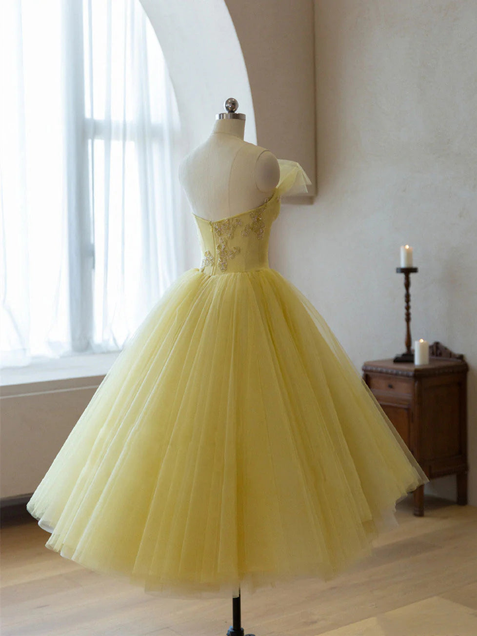 Robe de bal trapèze jaune à épaules dénudées et perles en tulle, longueur thé 