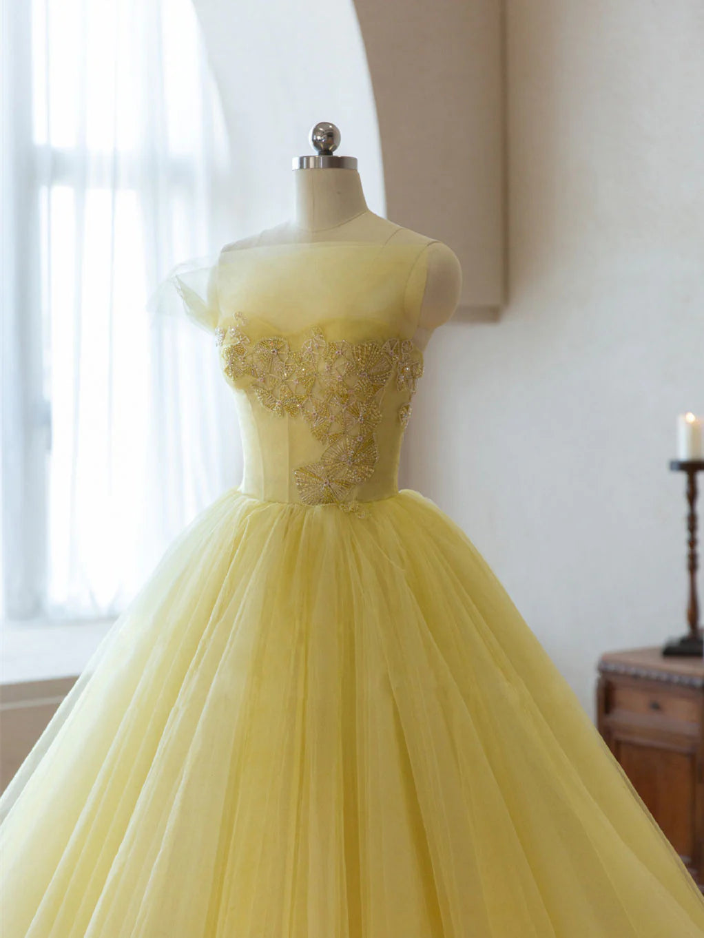 Robe de bal trapèze jaune à épaules dénudées et perles en tulle, longueur thé 