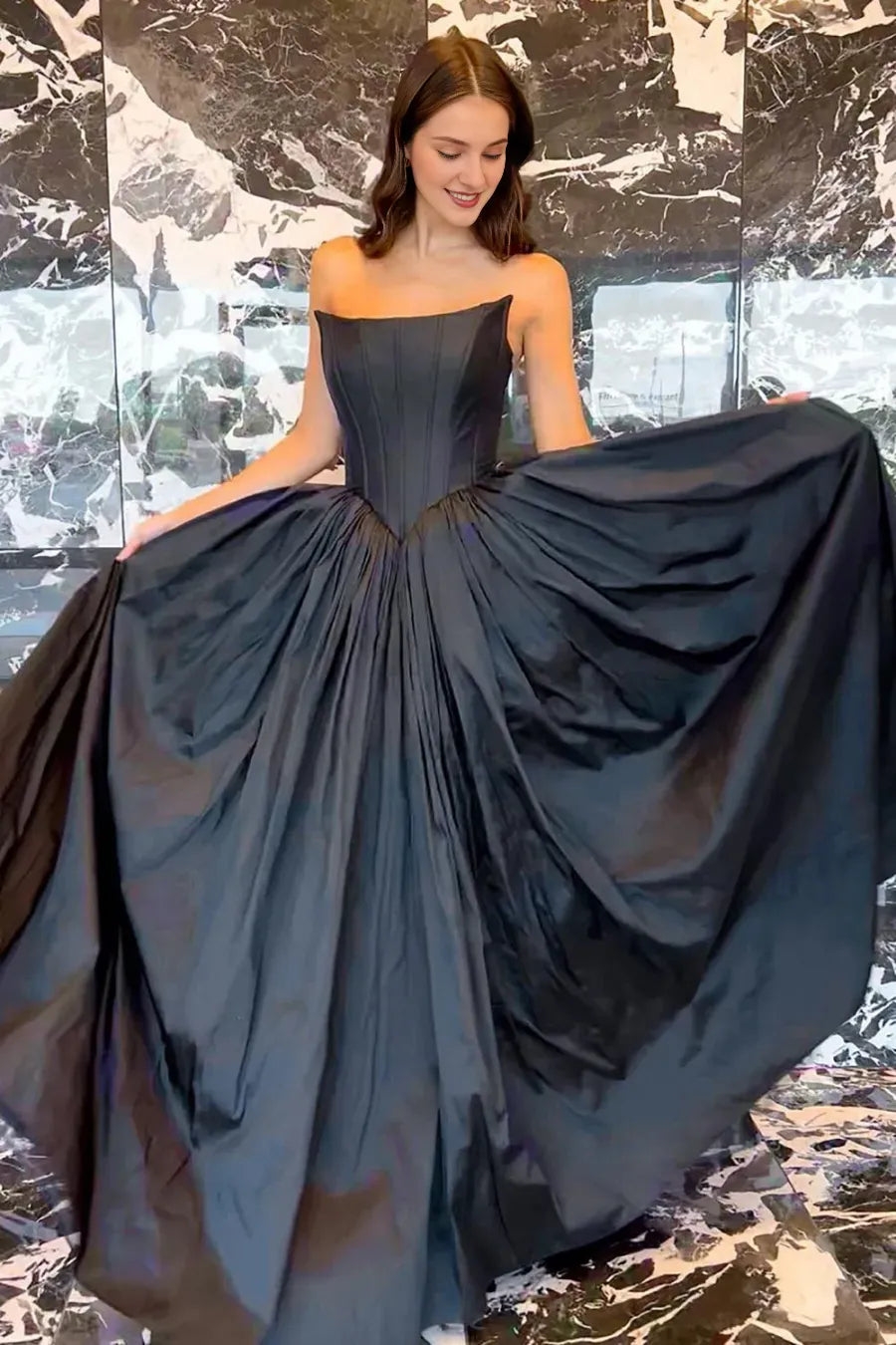 Vestido de fiesta negro sin tirantes, corte A, hombros descubiertos y espalda cruzada 