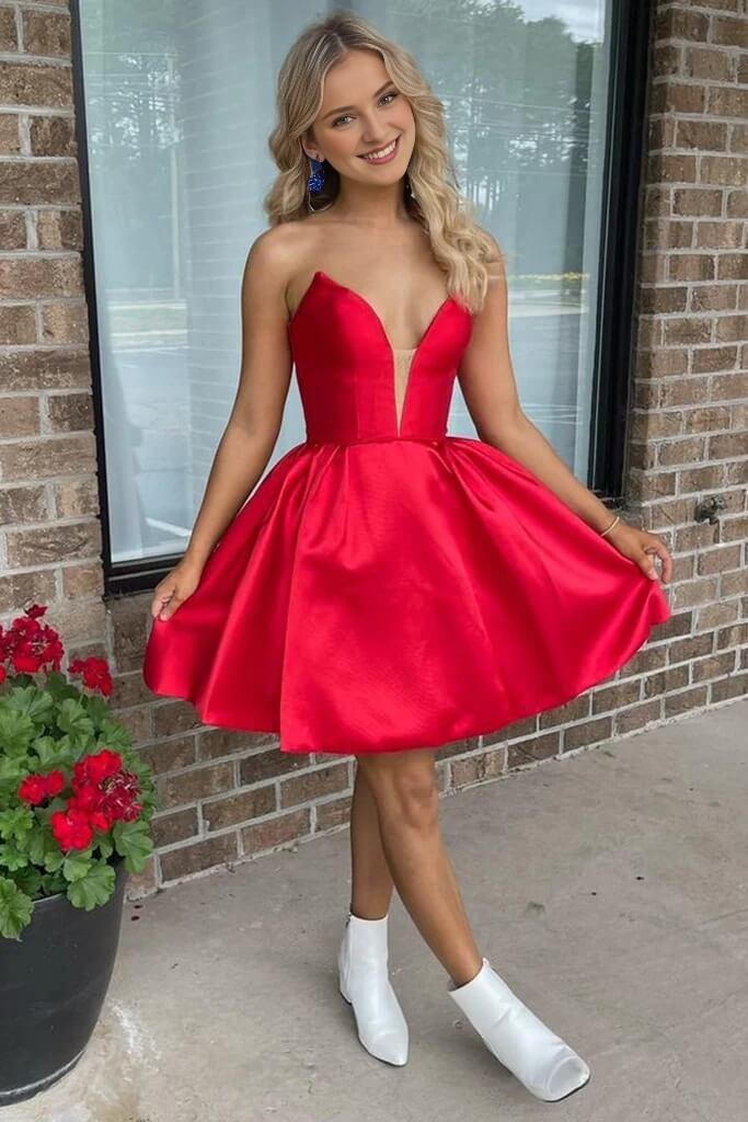 Robe de soirée courte en satin rouge à épaules dénudées et col en V 