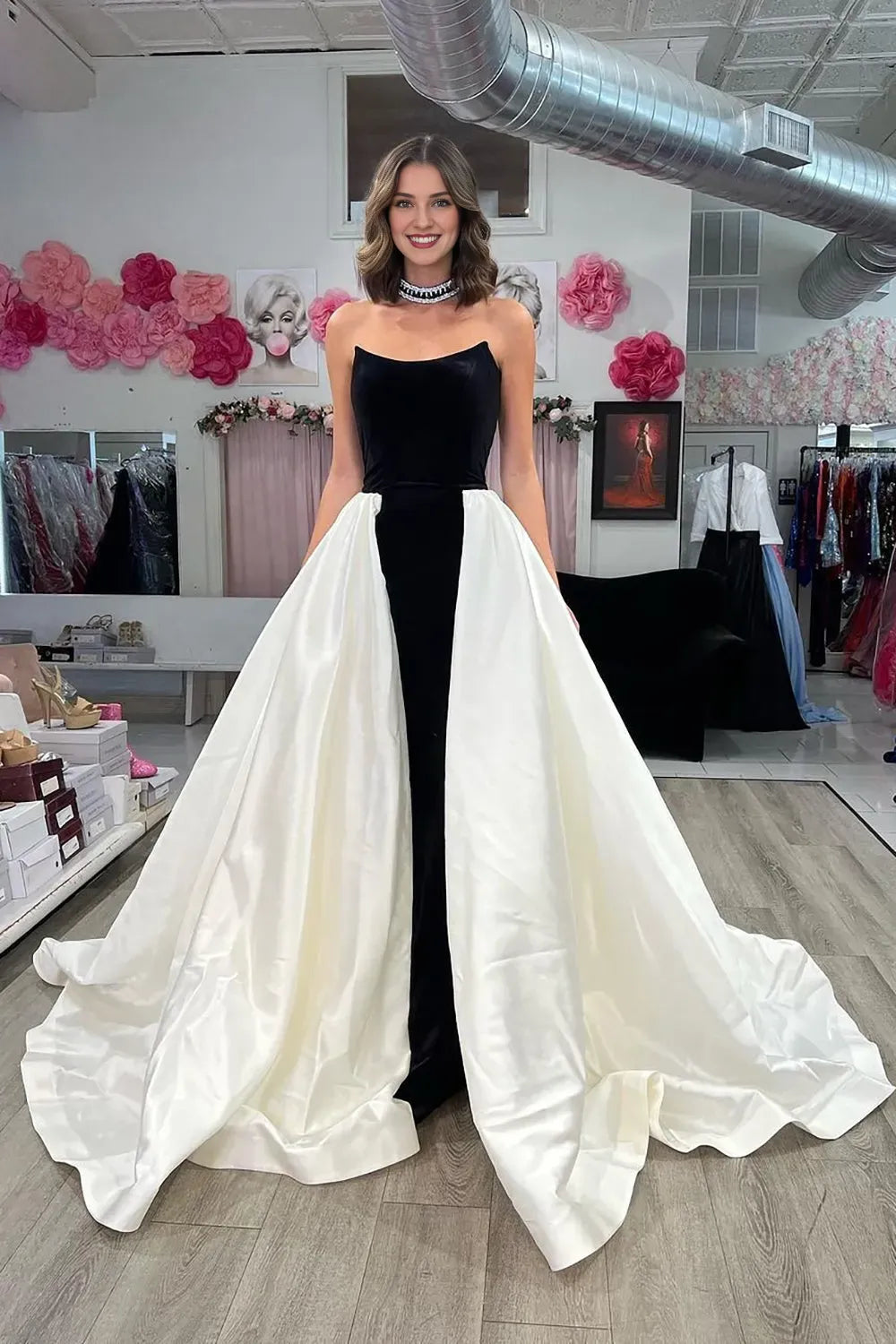 Robe de bal longue noire et blanche, décolletée en V, sans bretelles, avec traîne 