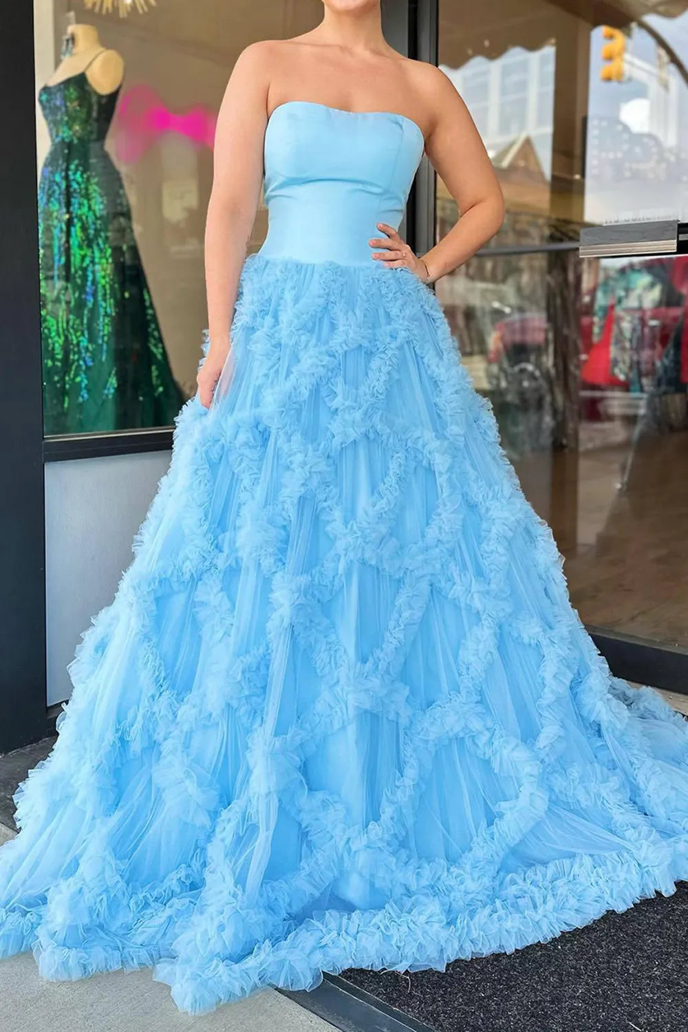 Robe de bal longue bleue élégante, décolletée en V, sans bretelles, avec volants 