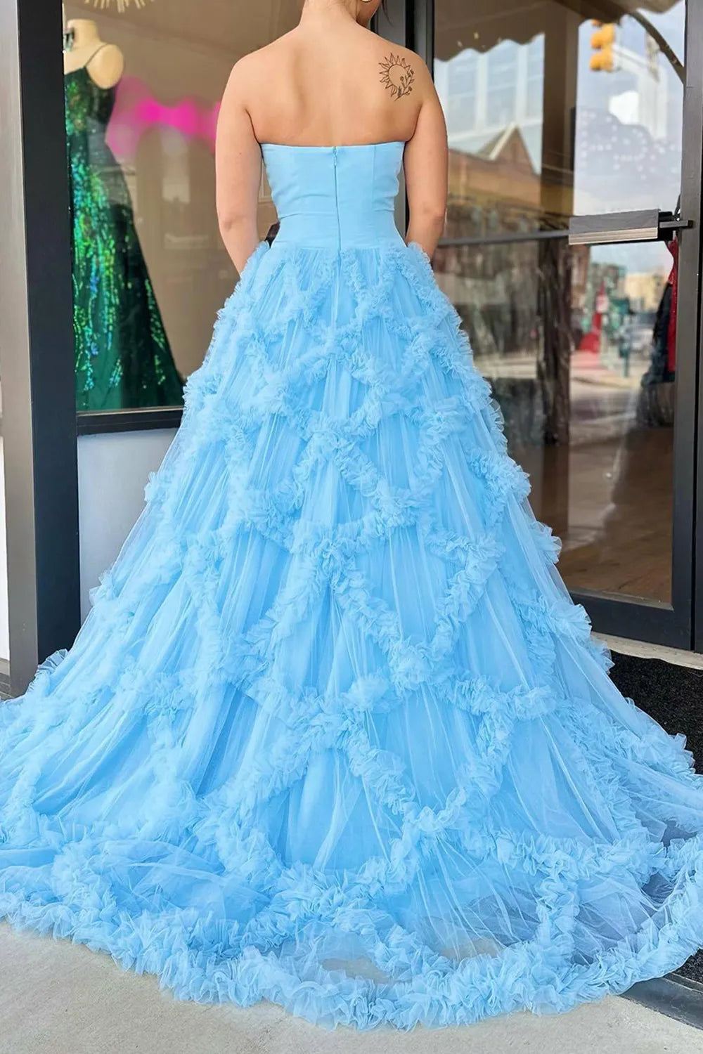 Robe de bal longue bleue élégante, décolletée en V, sans bretelles, avec volants 