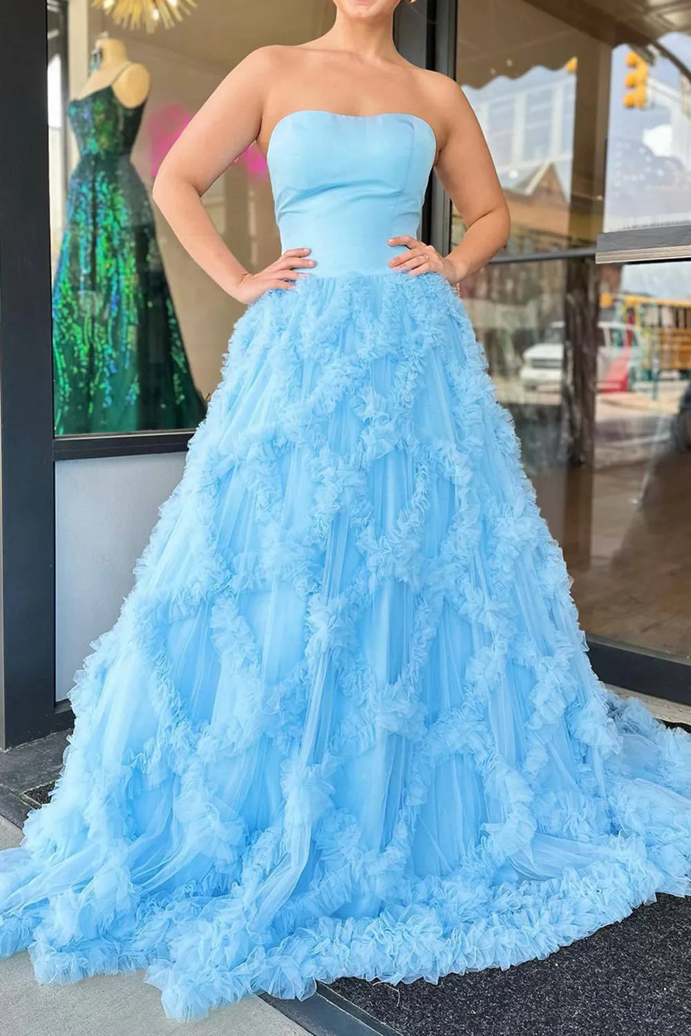 Robe de bal longue bleue élégante, décolletée en V, sans bretelles, avec volants 