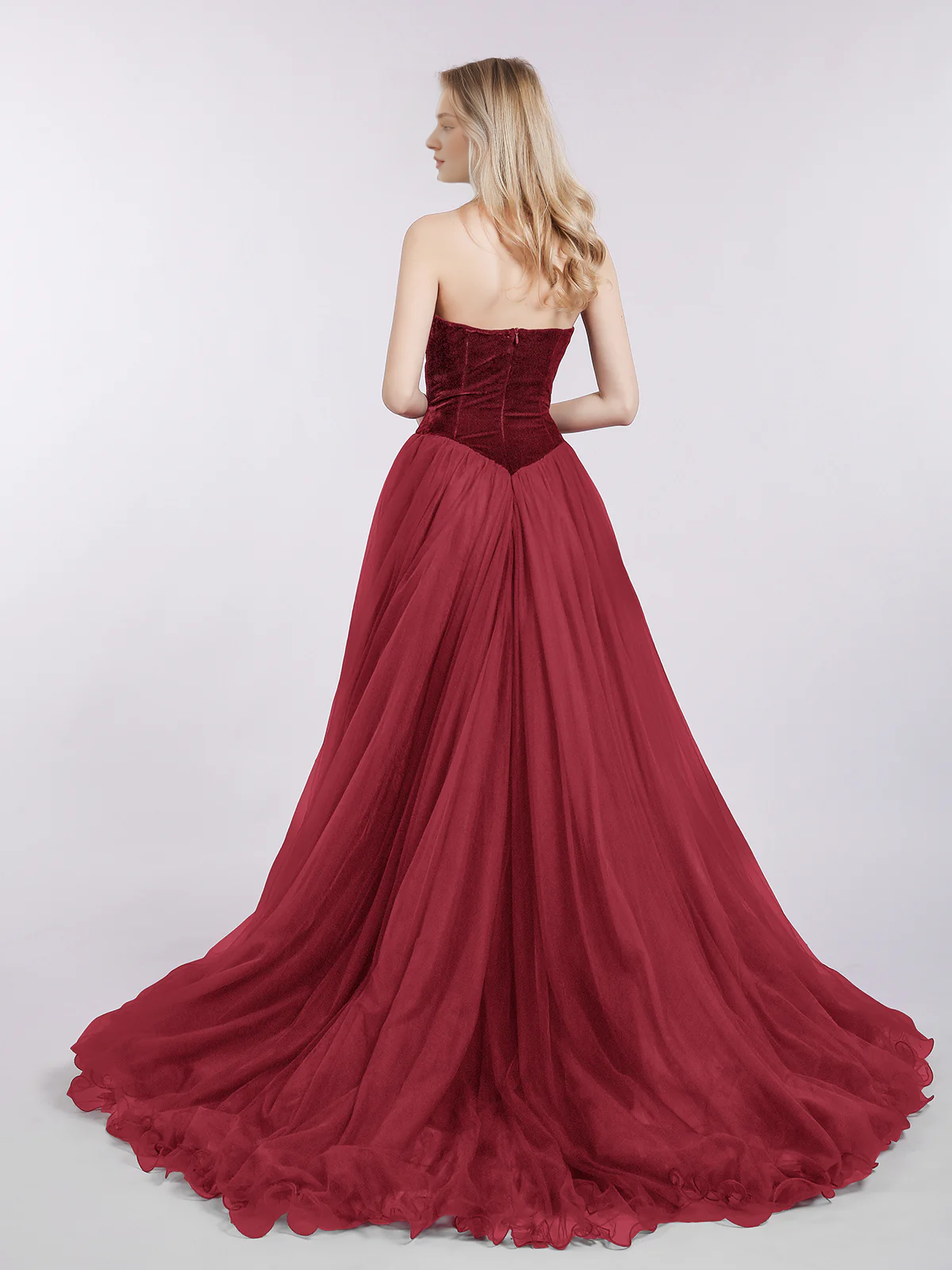 Robe de soirée en tulle, épaules dénudées, longueur ras du sol, décolleté en cœur et traîne - Bordeaux