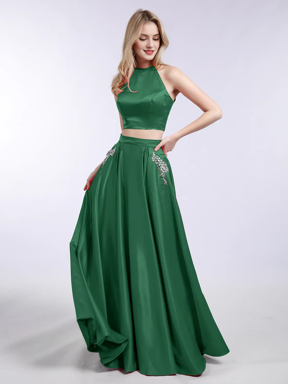 Robe de soirée deux pièces en satin vert foncé, épaules dénudées, longueur au sol, avec poches 