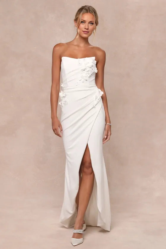 Robe de mariée blanche bustier à épaules dénudées et à appliqués floraux