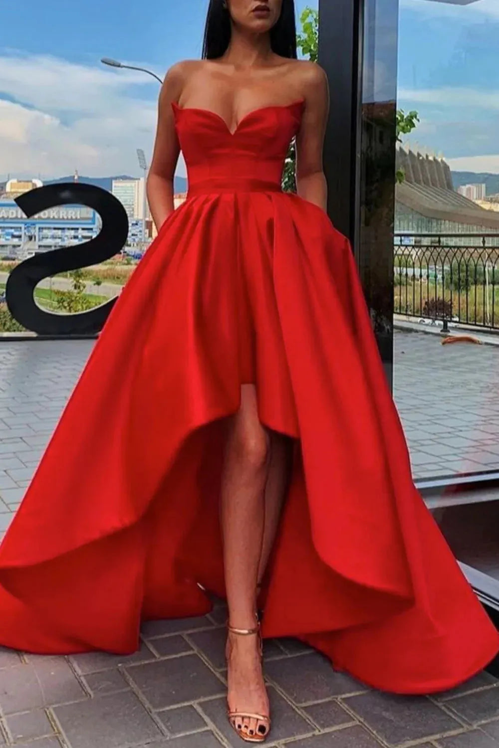 Vestido de fiesta rojo sin tirantes, escote corazón, hombros descubiertos y corte asimétrico 