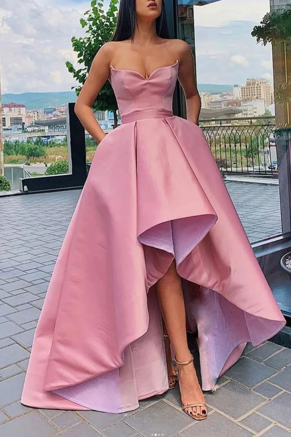 Vestido de fiesta rojo sin tirantes, escote corazón, hombros descubiertos y corte asimétrico 