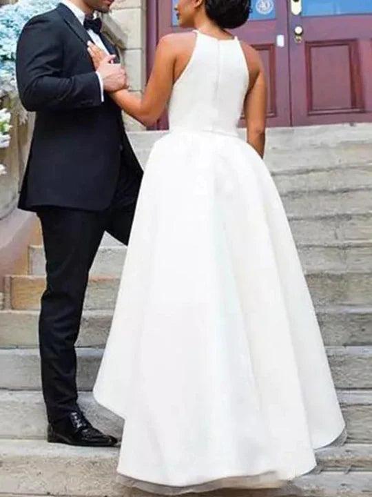 Robe de mariée asymétrique courte en satin, épaules dénudées, décolleté en V, sans manches