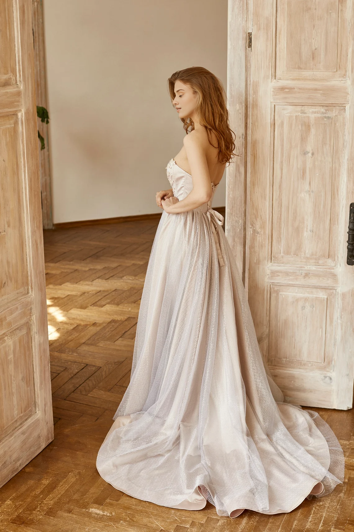 Off-the-Shoulder Long Wedding Dress Backless Tulle Sleeveless Floor Length Prom Party Dress With Cape