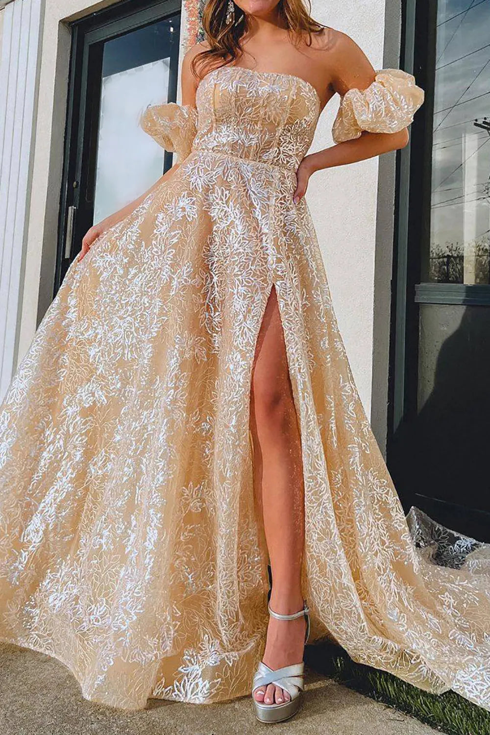 Robe de bal longue champagne luxueuse à épaules dénudées, sans bretelles, avec fente sur le devant 
