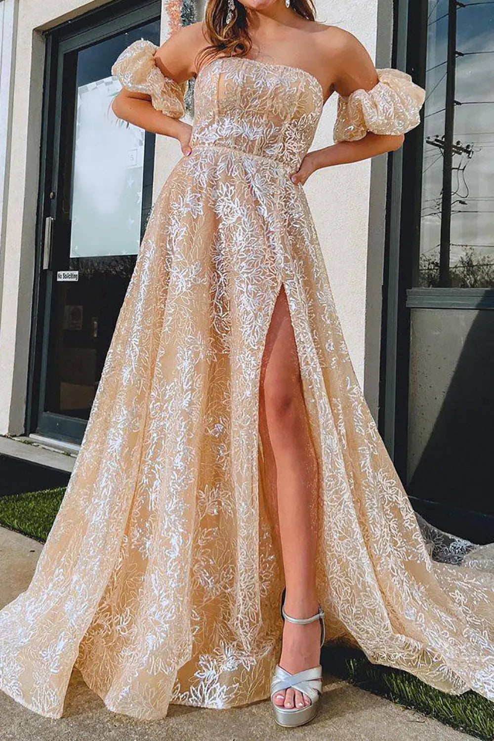 Robe de bal longue champagne luxueuse à épaules dénudées, sans bretelles, avec fente sur le devant 