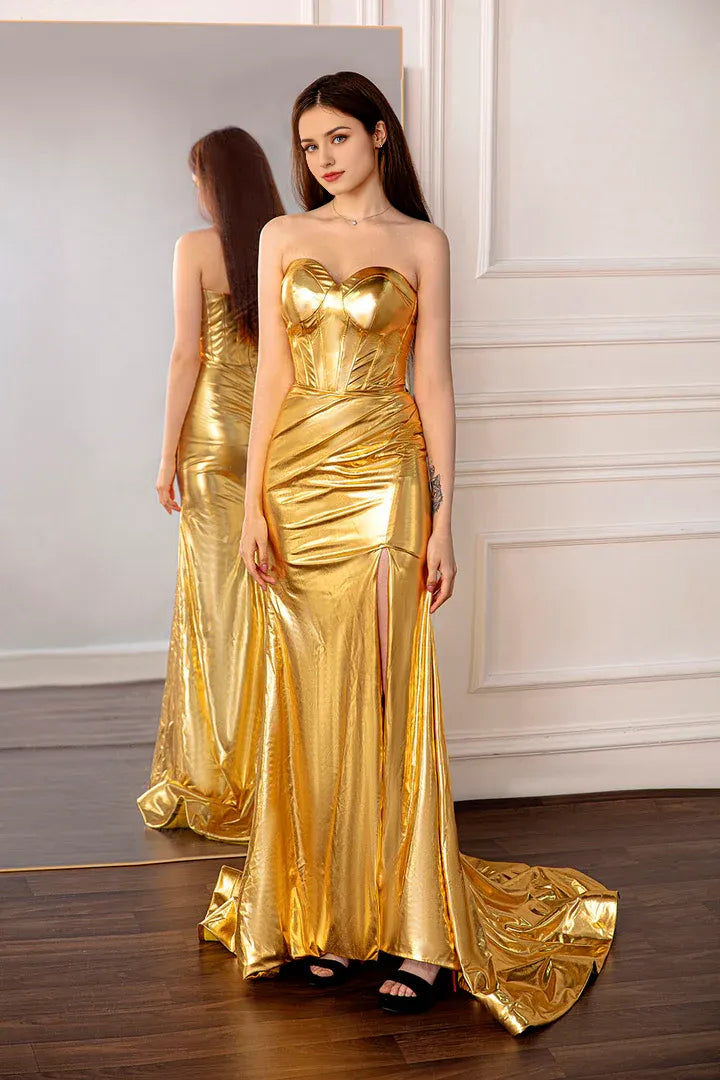 Robe de bal bustier à épaules dénudées et traîne dorée métallisée avec fente