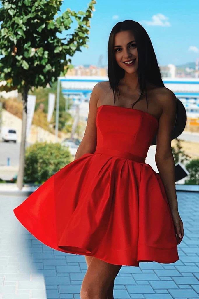 Robe de soirée courte rouge à épaules dénudées en satin sans manches