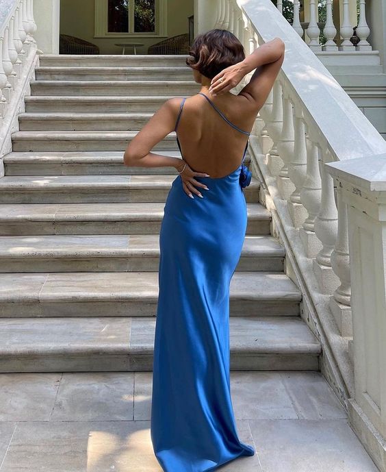 Robe de bal sexy en satin bleu roi, épaules dénudées, dos nu, avec fleurs 