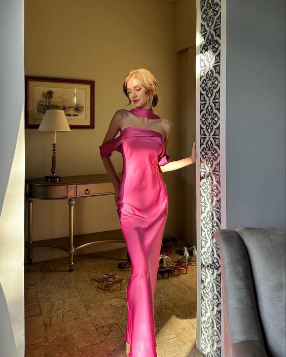 Robe de bal sirène sexy à épaules dénudées et dos nu en satin de soie rose vif 