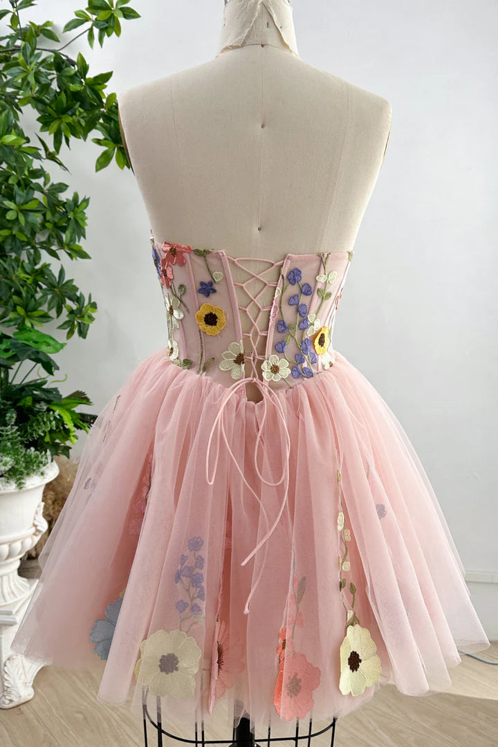 Robe de soirée courte à épaules dénudées et corsage transparent à fleurs 
