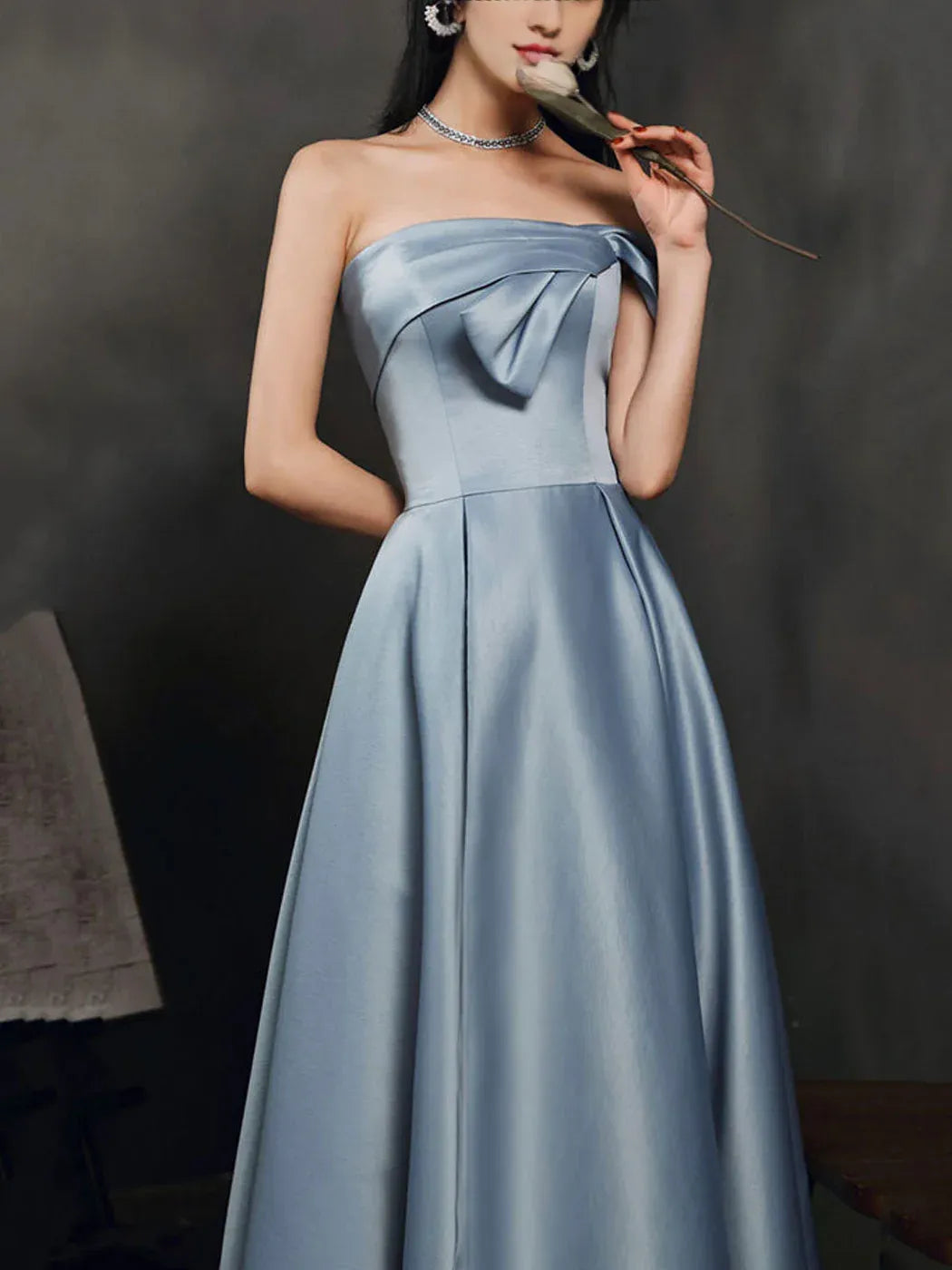 Robe de bal longue en satin gris bleu, simple, épaules dénudées, coupe trapèze, avec fente 