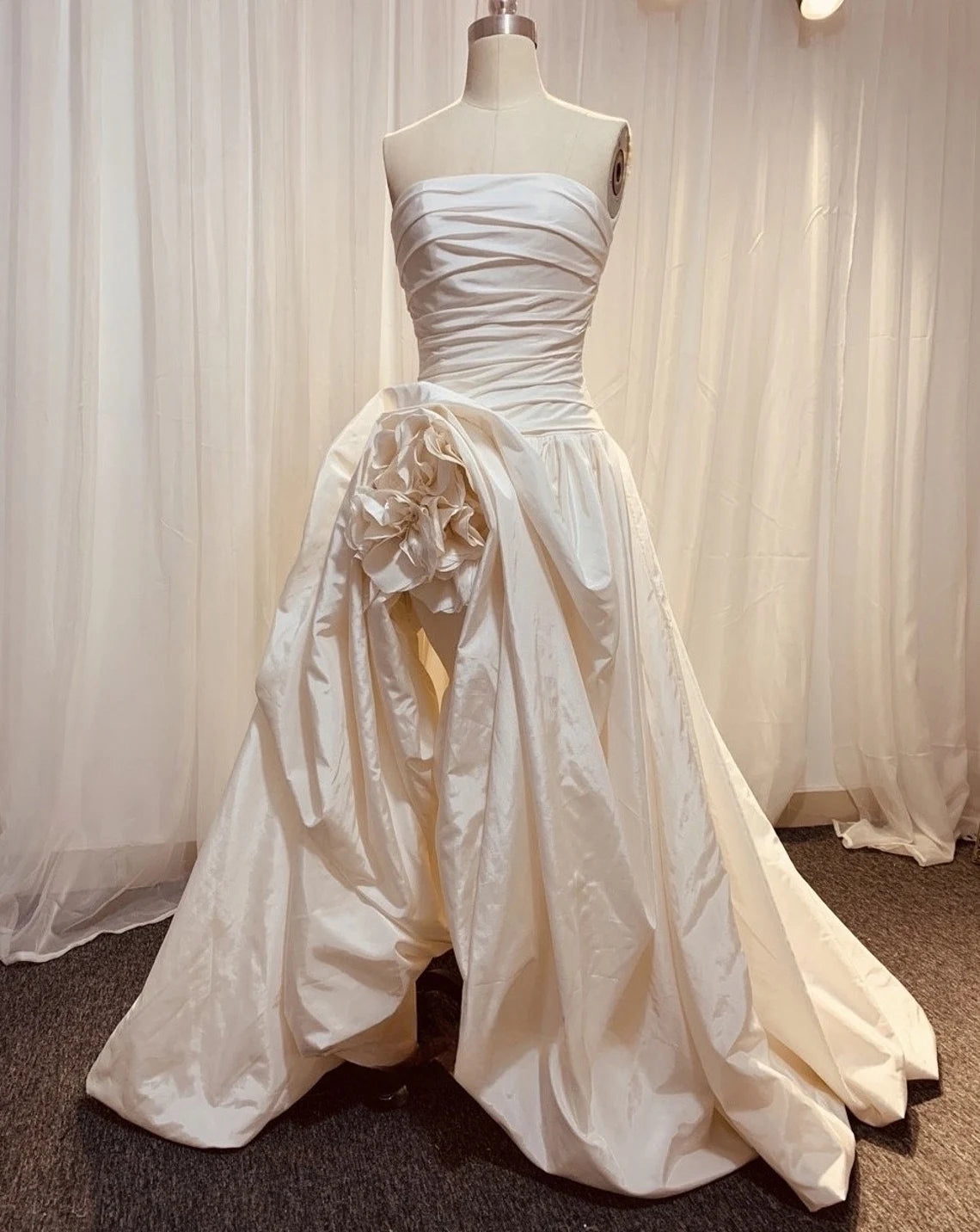 Robe de mariée en satin à épaules dénudées, unique, haute et basse, en forme de fleur, longueur au sol, minimaliste, simple et élégante, robe de bal 