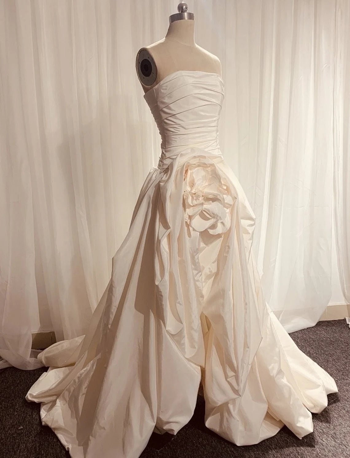 Robe de mariée en satin à épaules dénudées, unique, haute et basse, en forme de fleur, longueur au sol, minimaliste, simple et élégante, robe de bal 