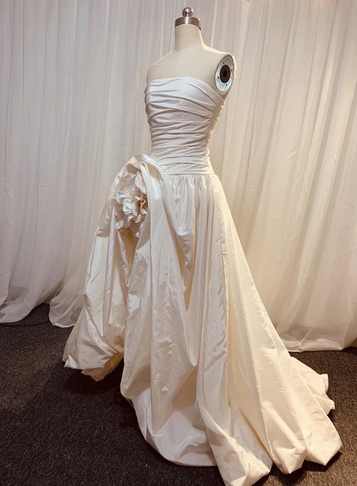 Robe de mariée en satin à épaules dénudées, unique, haute et basse, en forme de fleur, longueur au sol, minimaliste, simple et élégante, robe de bal 