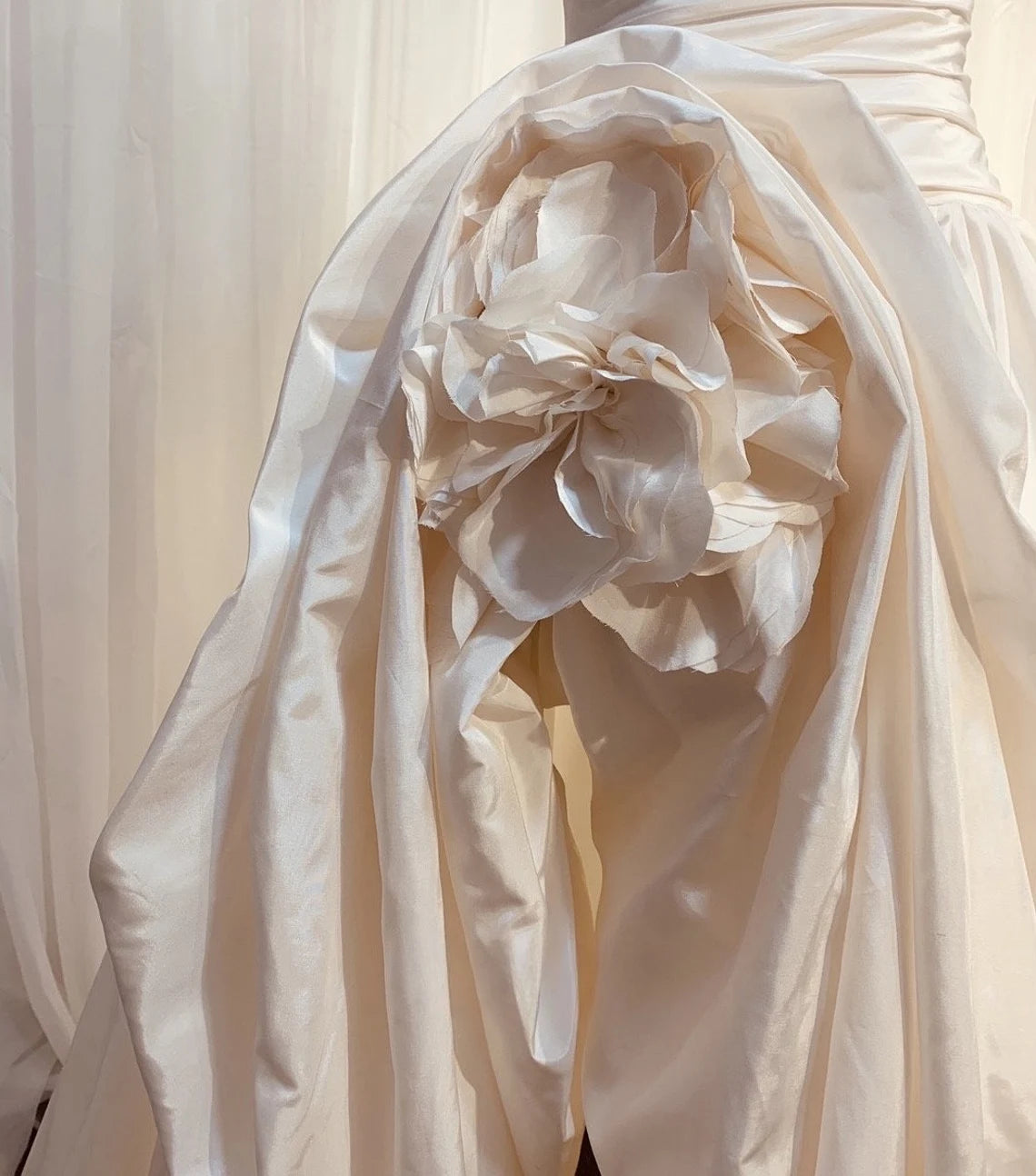 Robe de mariée en satin à épaules dénudées, unique, haute et basse, en forme de fleur, longueur au sol, minimaliste, simple et élégante, robe de bal 