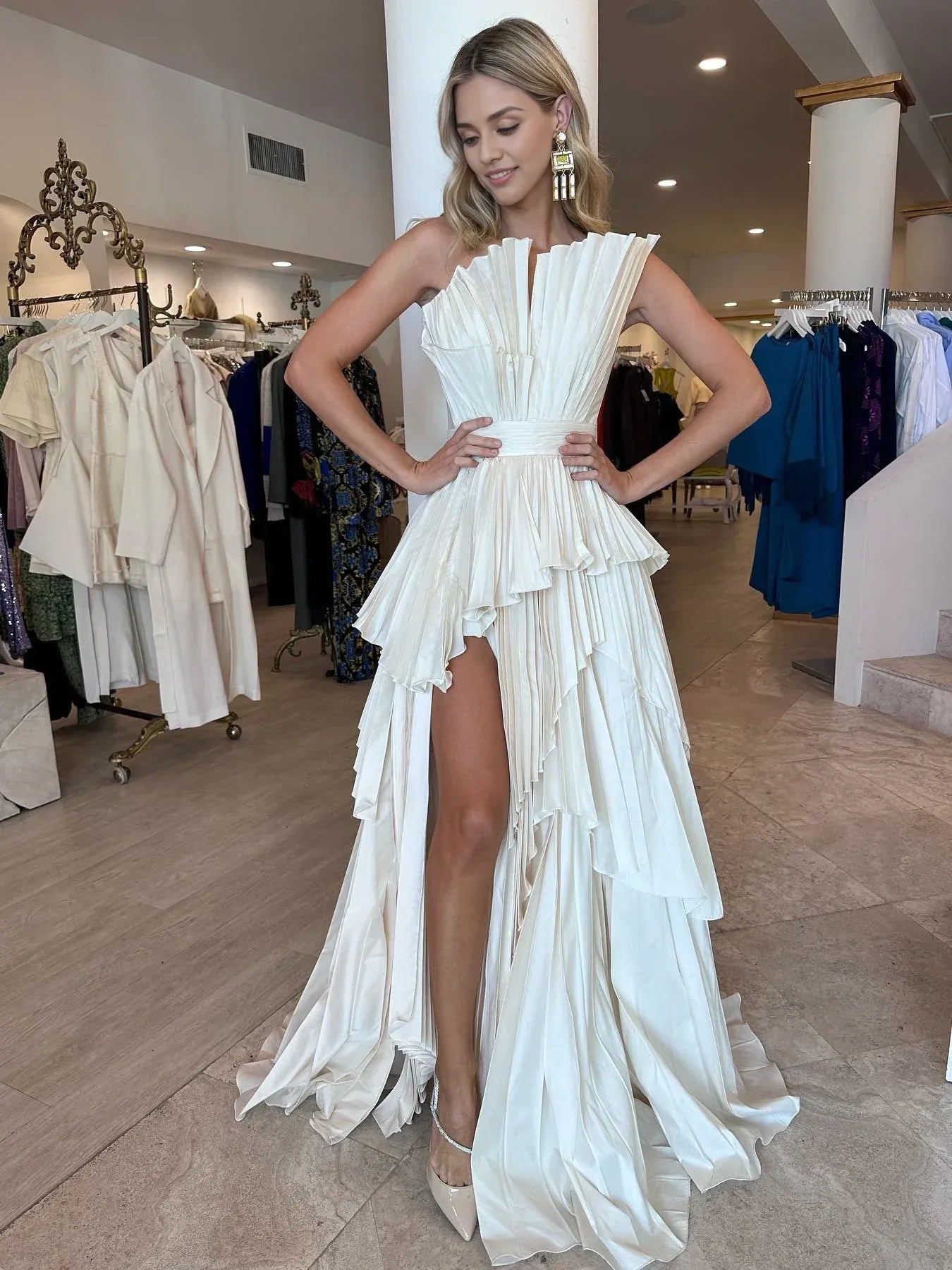 Robe de bal asymétrique plissée unique à épaules dénudées et sans manches avec fente latérale 