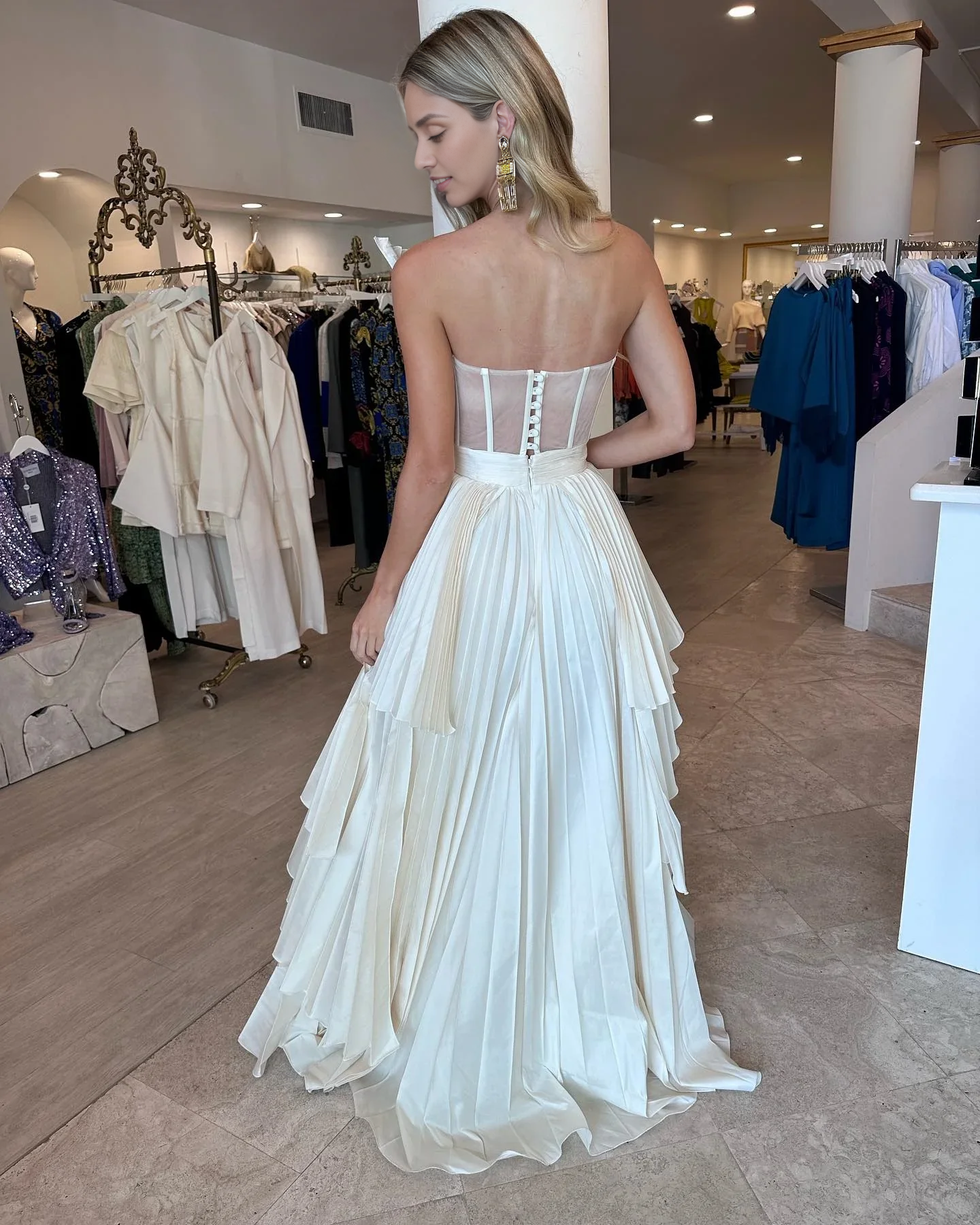 Robe de bal asymétrique plissée unique à épaules dénudées et sans manches avec fente latérale 