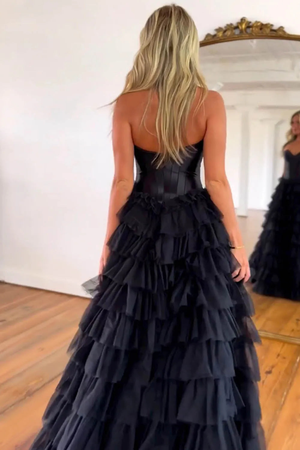 Robe de bal trapèze noire à épaules dénudées, longue, volantée, en tulle et fendue