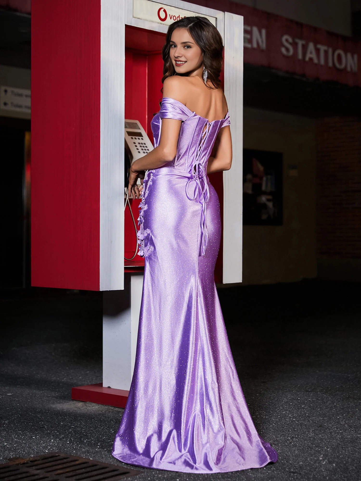 Robe de soirée en satin à épaules dénudées et corsage corset avec traîne et fente