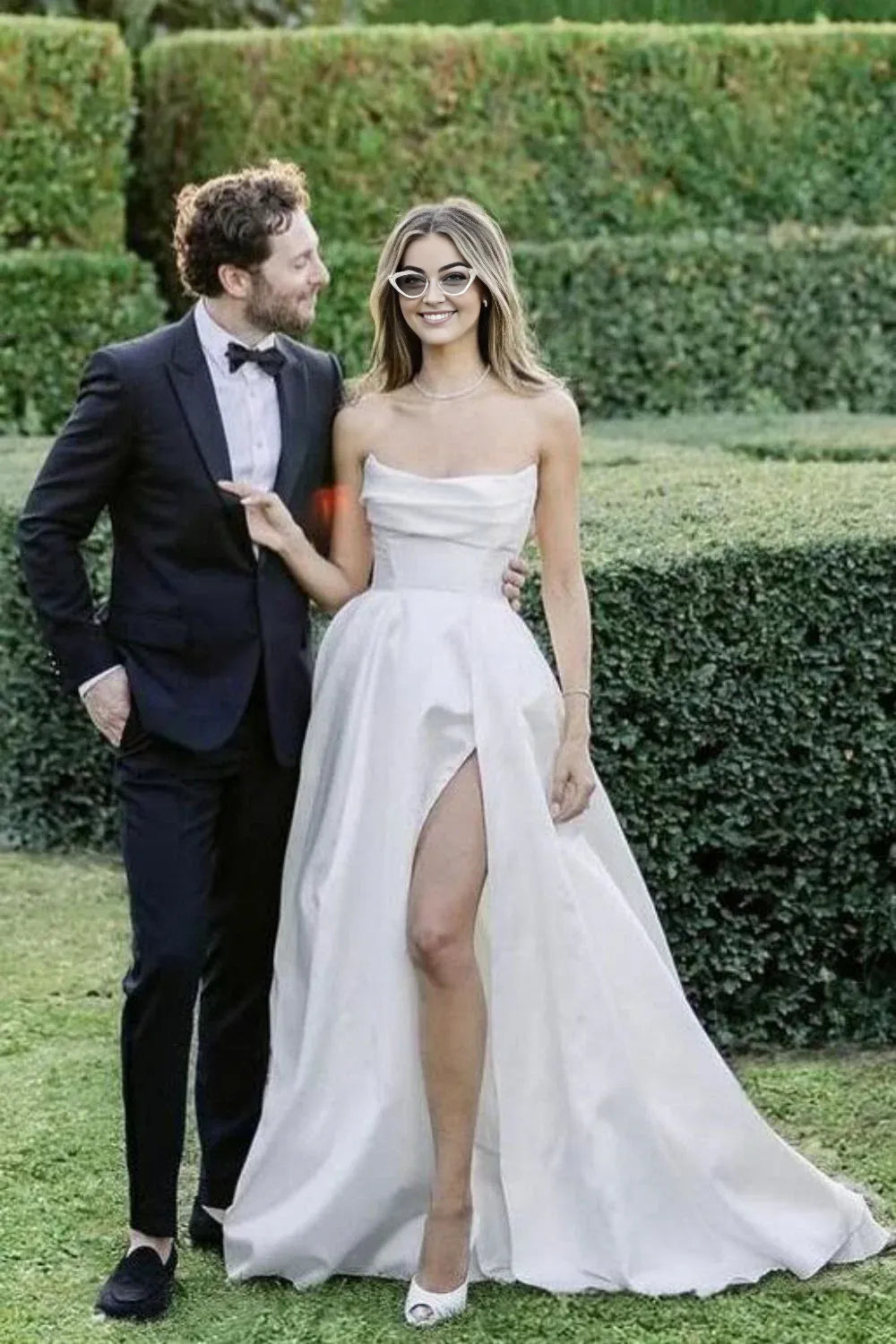 Robe de mariée élégante à épaules dénudées, coupe trapèze, sans bretelles et fendue sur le devant