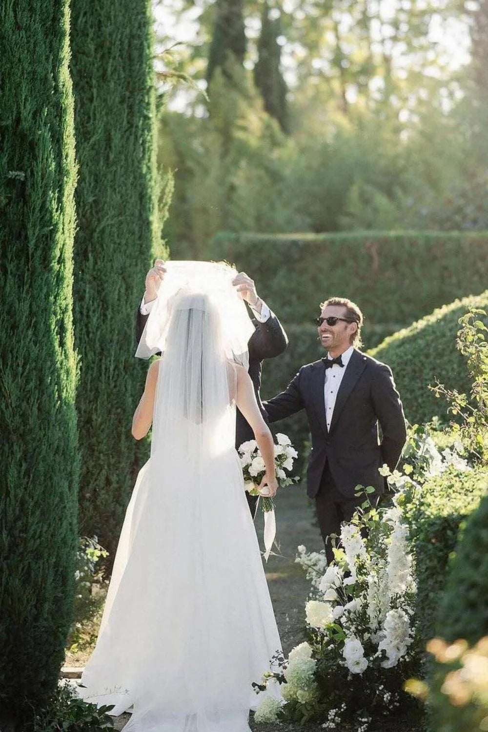 Robe de mariée élégante à épaules dénudées, coupe trapèze, sans bretelles et fendue sur le devant
