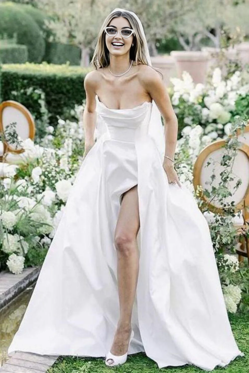 Robe de mariée élégante à épaules dénudées, coupe trapèze, sans bretelles et fendue sur le devant