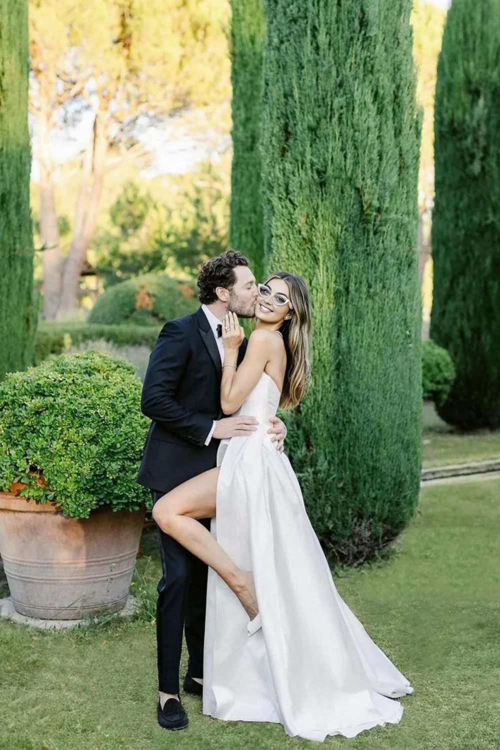 Robe de mariée élégante à épaules dénudées, coupe trapèze, sans bretelles et fendue sur le devant