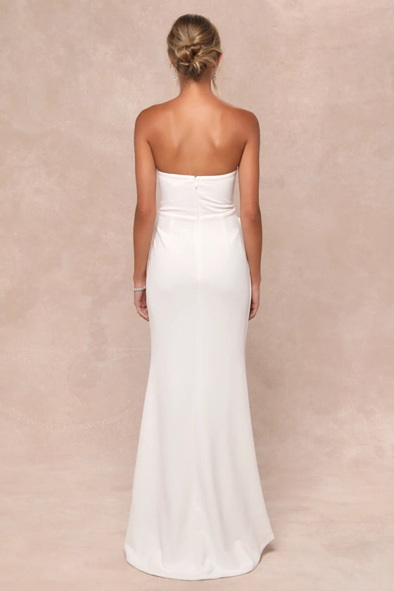 Robe de mariée blanche bustier à épaules dénudées et à appliqués floraux