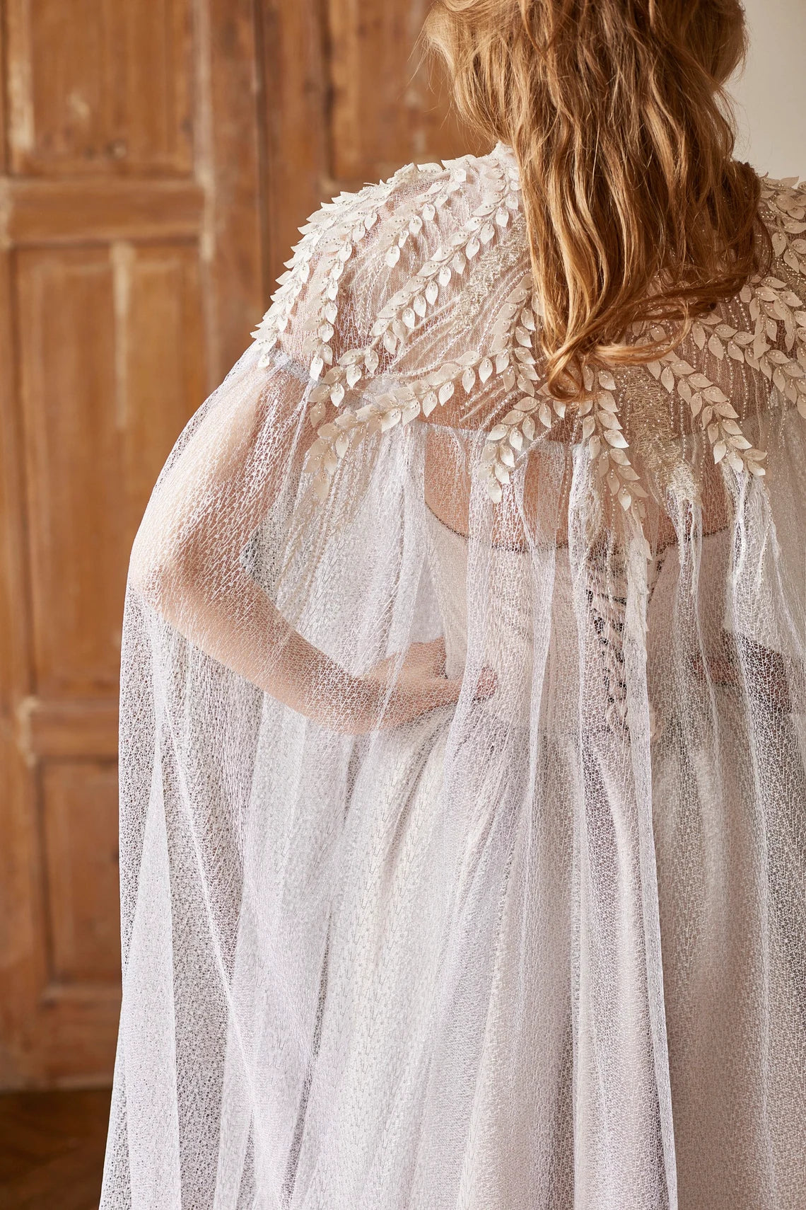 Off-the-Shoulder Long Wedding Dress Backless Tulle Sleeveless Floor Length Prom Party Dress With Cape