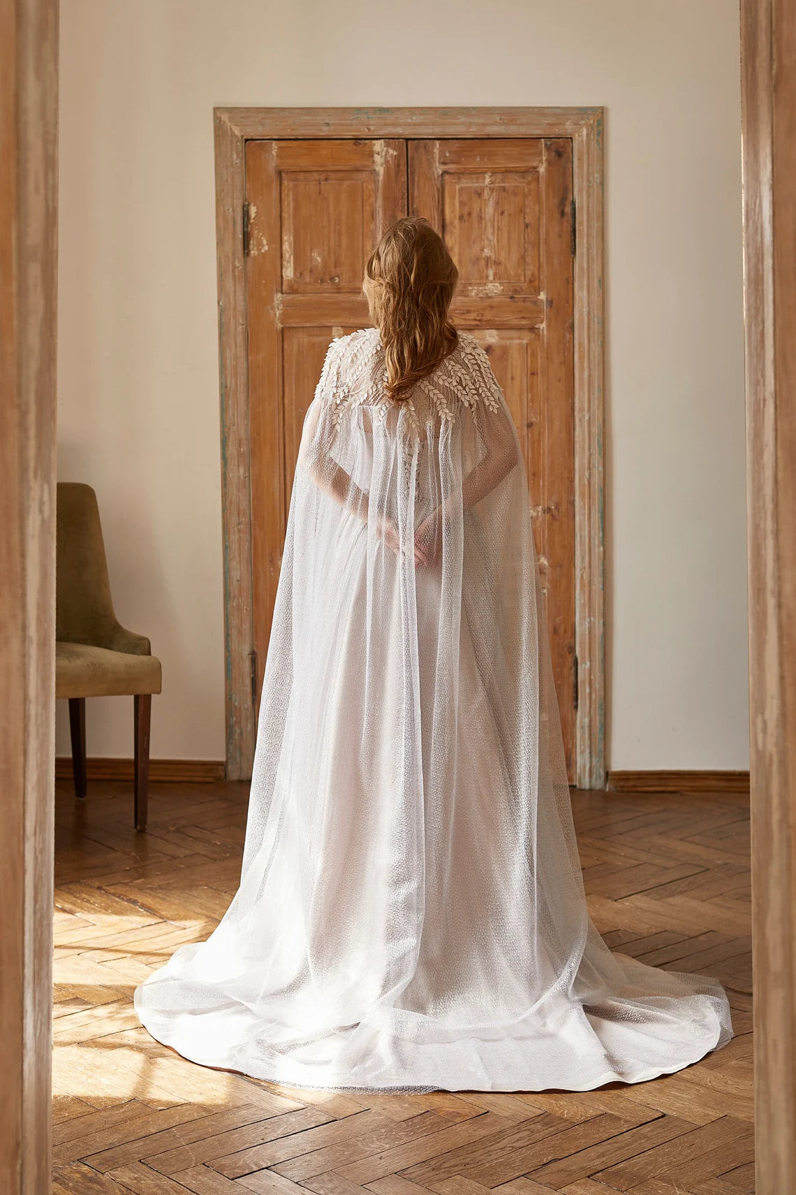 Off-the-Shoulder Long Wedding Dress Backless Tulle Sleeveless Floor Length Prom Party Dress With Cape