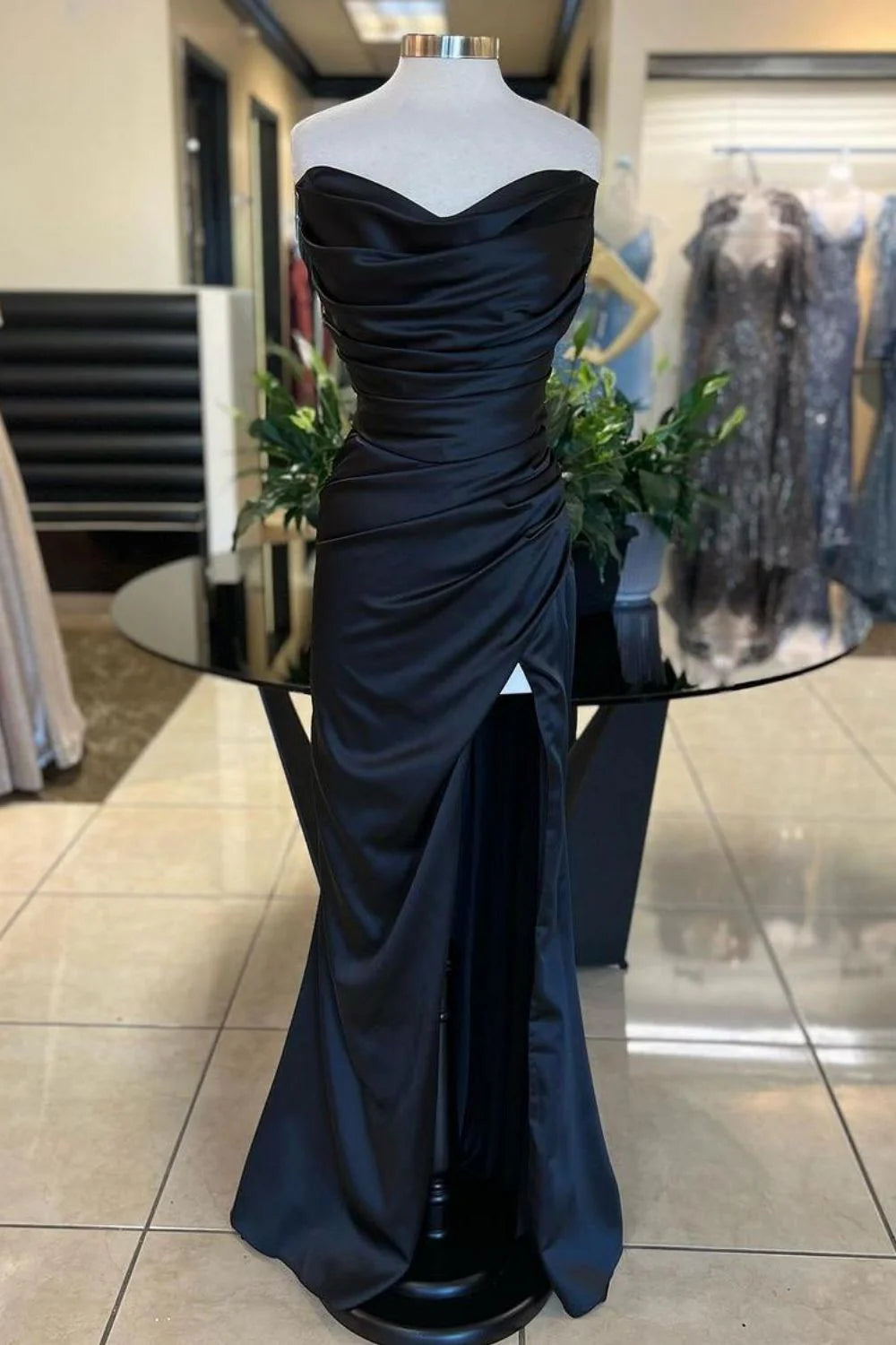 Vestido de fiesta largo de satén plisado, sin tirantes, estilo sirena, con hombros descubiertos y abertura