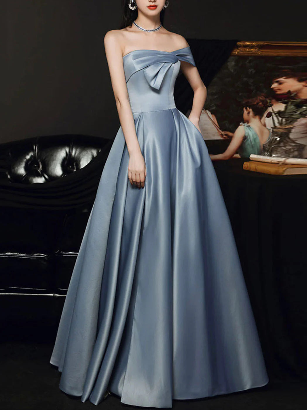 Robe de bal longue en satin gris bleu, simple, épaules dénudées, coupe trapèze, avec fente 