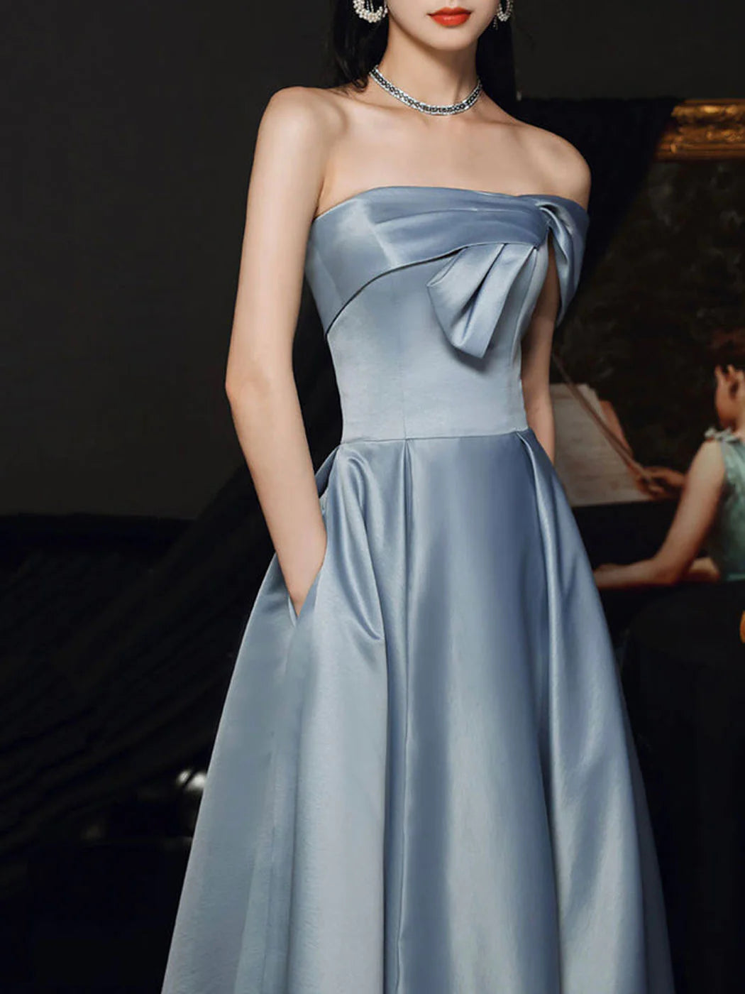 Robe de bal longue en satin gris bleu, simple, épaules dénudées, coupe trapèze, avec fente 